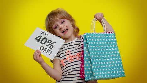 niña niña mostrando bolsas de compras y hasta un 40 por ciento de descuento en inscripciones texto de banner, viernes negro