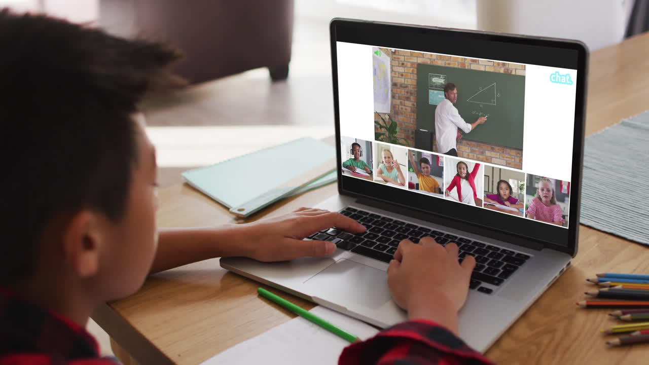 escolar que usa una computadora portátil para una lección en línea en casa, con un maestro y una clase diversos en la pantalla