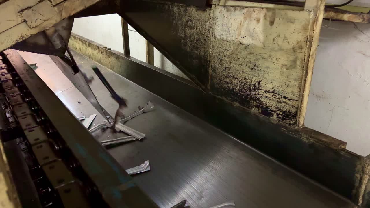 Metal conveyor belt with metal components flow in a manufacturing process