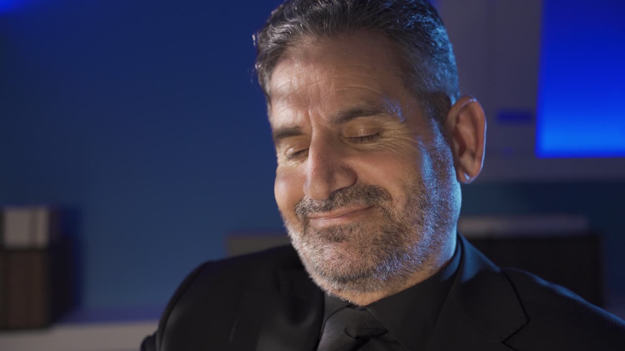 Uomo d'affari felice e sognatore con speranze per il futuro.