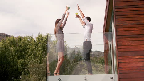 una pareja feliz bailando juntos.