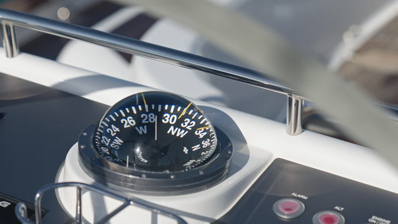 범선에 둥근 외부 항해 나침반의 근접