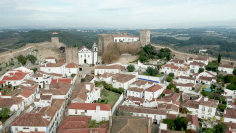 vista panorámica de la ciudad medieval de obidos en portugal - retroceso aéreo