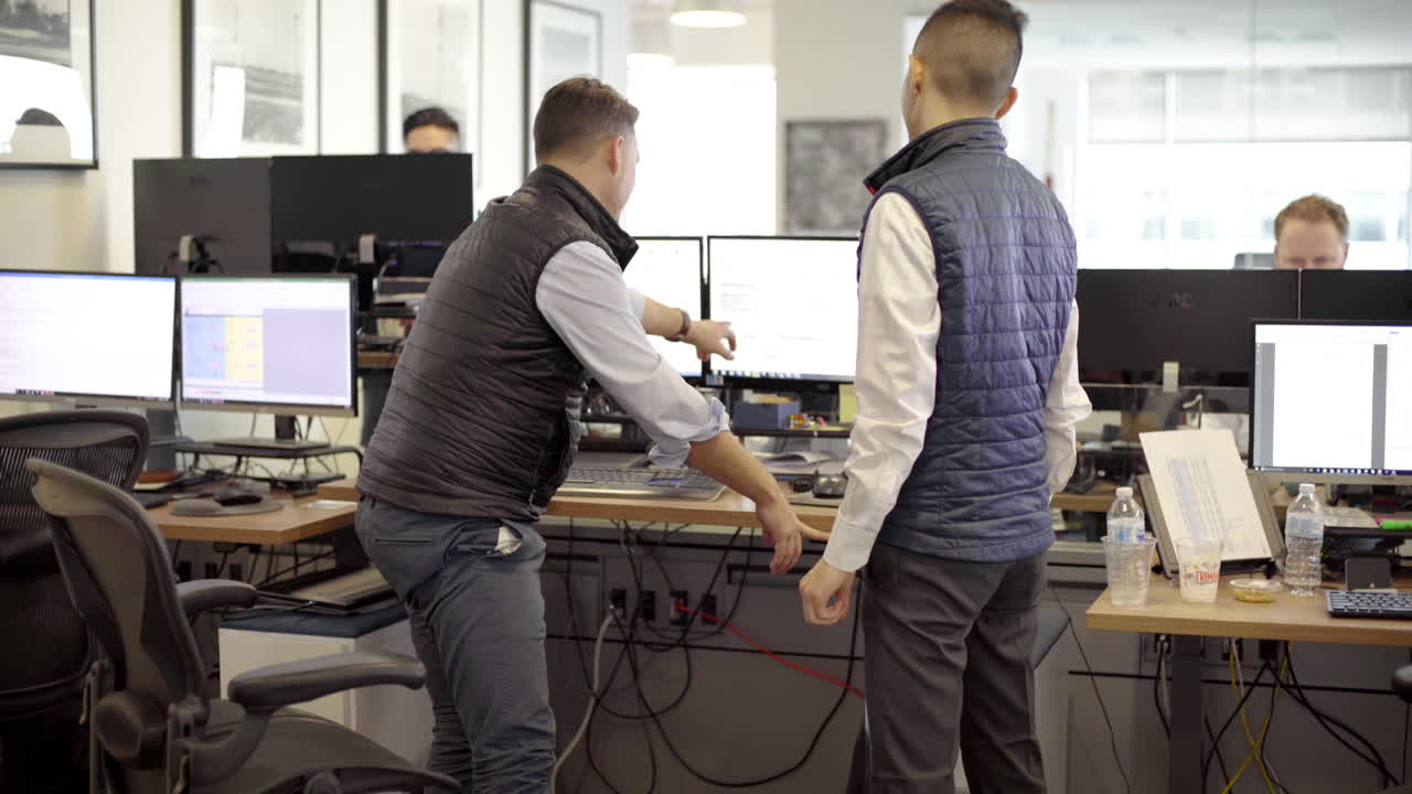 사무실에서 일하는 사람들