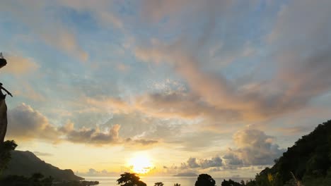 Hermoso-Color-Dorado-Atardecer-Lapso-De-Tiempo-Sobre-La-Playa-De-Beau-Vallon,-Mahe-Seychelles-4k-30fps-1