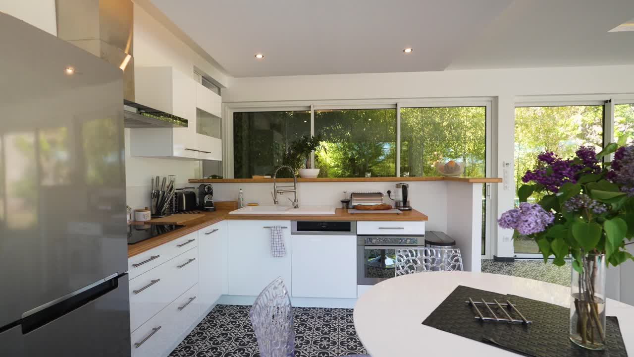 Langsame Dolly-Fahrt, die eine Küche und einen Essbereich in einer Villa in Nîmes zeigt