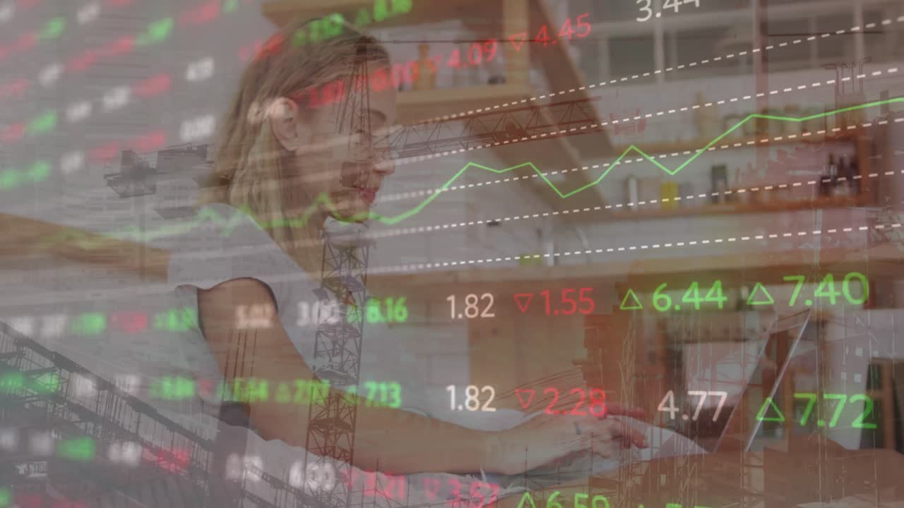 거래소와 건설 중인 건물의 애니메이션, 노트북에서 일하는 백인 여성