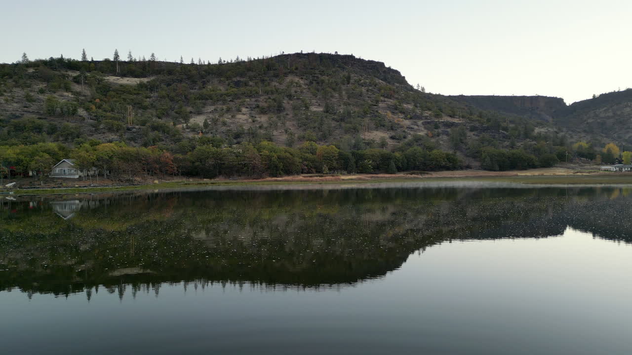 pan sobre el lago en las montañas