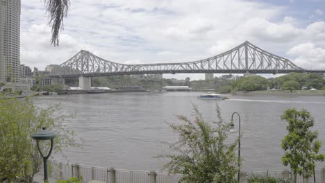 paisaje urbano en cámara lenta: puente de brisbane story y ferry de gatos del río