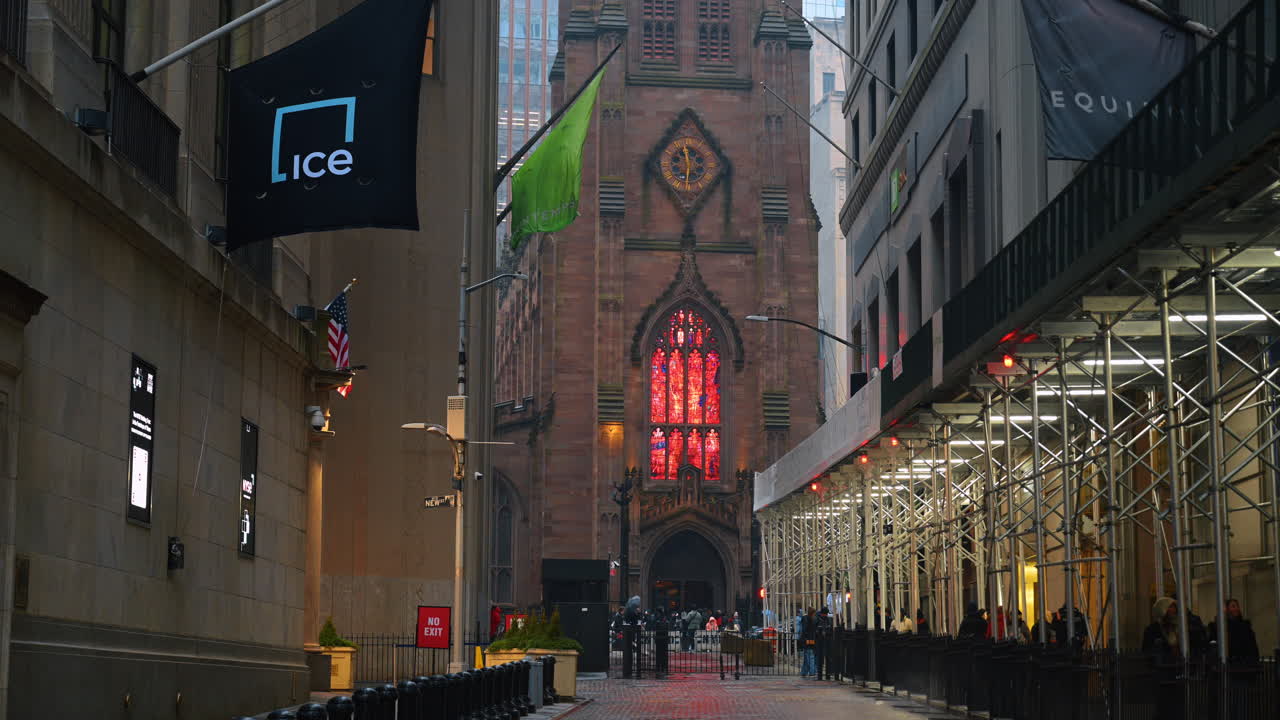 New York, USA, 15 gennaio 2026: torre della Trinity Church tra i grattacieli. Vista della torre della Trinity Church che si erge tra i moderni edifici di Manhattan