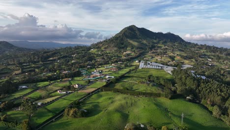 vista aérea de verdes colinas y prados del valle de san nicolas, colombia