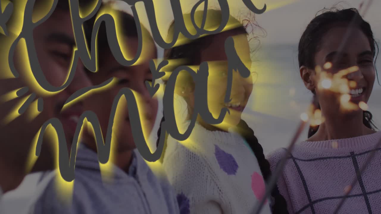 animación de feliz navidad sobre una feliz familia hispana en la playa con fuegos artificiales.