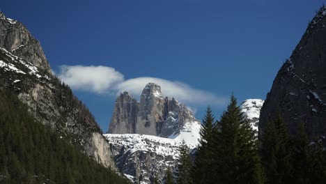 Tre-cime-lavaredo,-three-peaks-in-South-Tyrol-in-Dolomites,-Italy,-timelapse