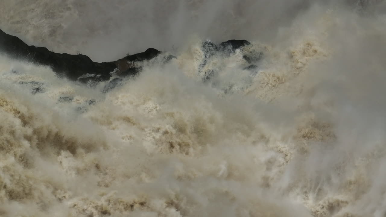 ⁇ 스랜드 북쪽의 바론 폭포에서 물이  ⁇ 아져 내려오는  ⁇