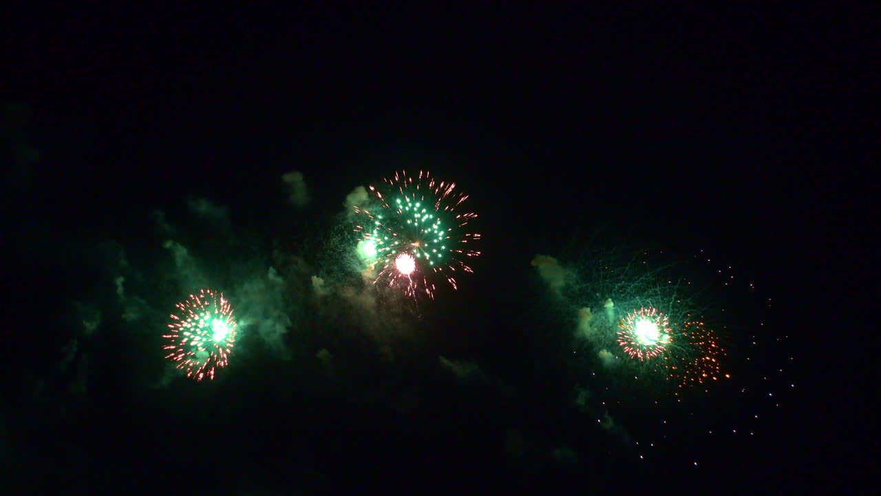 hermosos fuegos artificiales coloridos abstractos explotan en el cielo por la noche un símbolo de celebración en el aniversario de año nuevo para el fondo