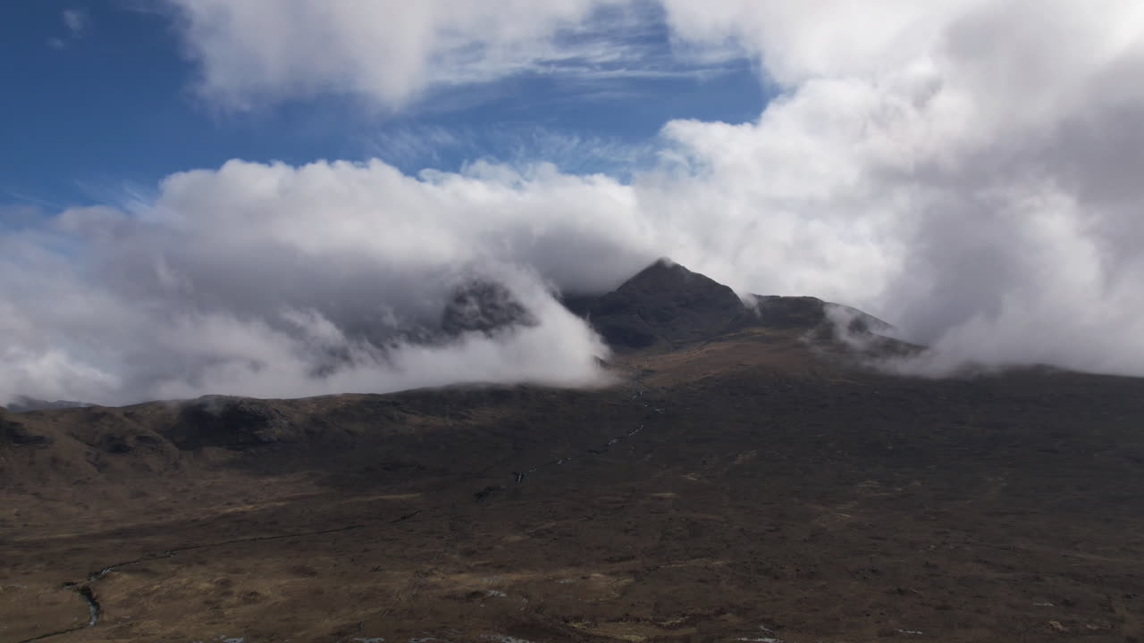 hiperlase de nubes que se mueven sobre la montaña cuillin, isla de skye, escocia 4k