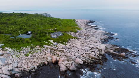 tomada aérea de un dron del parque estatal de halibut point