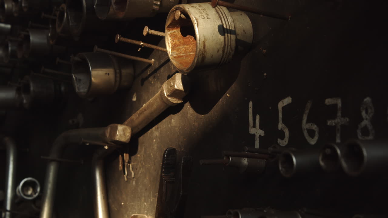 набор розеток, висящих на гвозде в старой автомобильной мастерской