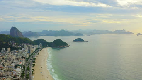 tiro aéreo sobre copacabana en río de janeiro brasil