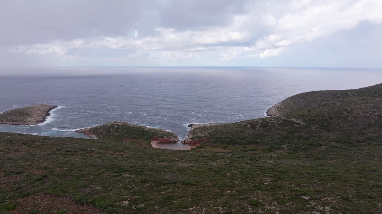 Luftfoto av en rolig lagune som møter kystlinjen nær Methoni, Hellas
