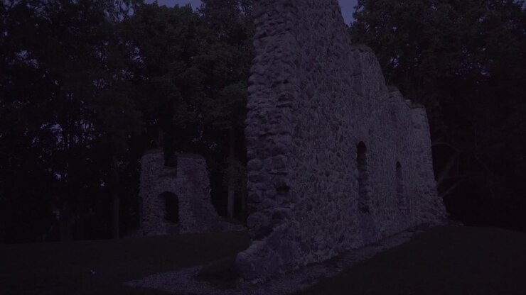 Rovine del Castello di Tervete, Lettonia, nella notte d'estate