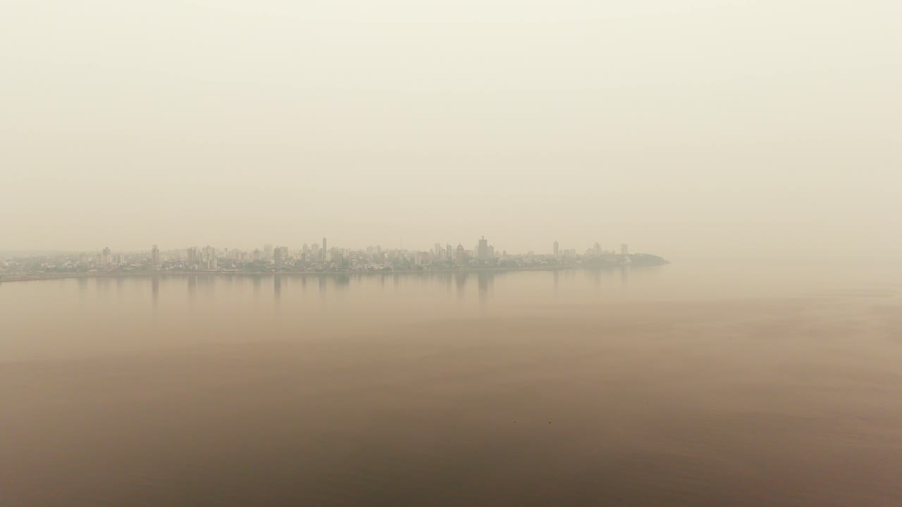 파라나 강 연안에 있는 독성 구름에 인 도시