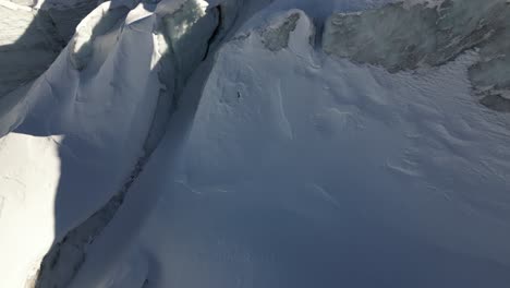 Antenne,-Nach-Oben-Geneigt:-Gletscherspalten-Mit-Schneedecke,-Schweizer-Alpen
