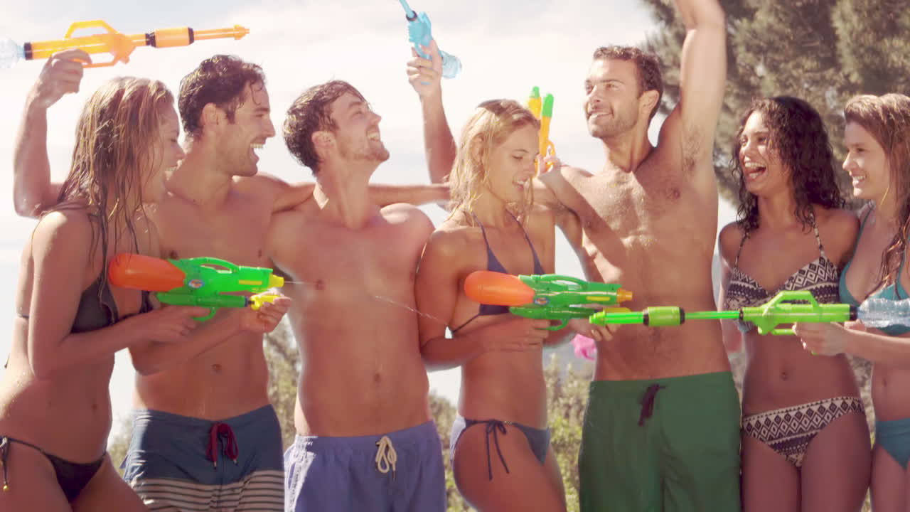 행복 한 친구 들 이 수영복 을 입고 놀고 있다