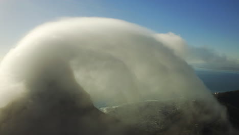 imágenes de drones de 4k de nubes alrededor de la cima de una montaña