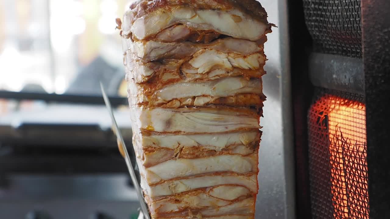 shawarma de pollo en una rostera vertical