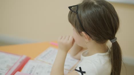 lección de preparación preescolar en el centro de aprendizaje