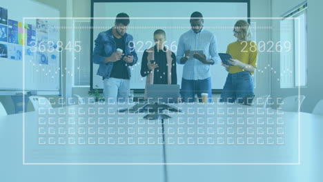 animación de números, barra de carga y cuadrados, diversos compañeros de trabajo usando teléfonos celulares y tabletas digitales