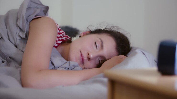 Chica durmiendo por la mañana, primer plano de rostro satisfecho, vista con deslizador, descansar es importante.