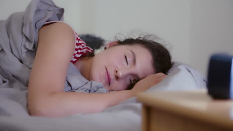 niña dormida por la mañana, primer plano de la cara satisfecha, vista deslizante, descansar es importante