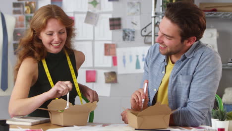 Männliche-Und-Weibliche-Modedesigner-Beim-Gemeinsamen-Mittagessen-Zum-Mitnehmen-Im-Studio