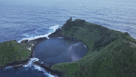 Drohnenflug-über-Die-Grüne-Insel,-Wasser-Von-Vila-Franca-Do-Campo,-Sao-Miguel,-Azoren,-Portugal