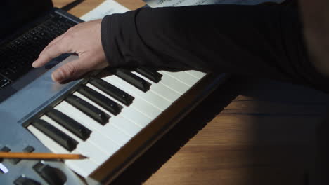 una persona compone y graba una canción en una computadora