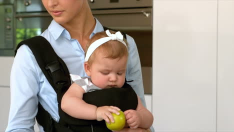 Madre-En-La-Computadora-Portátil-Mientras-Sostiene-A-Su-Hija