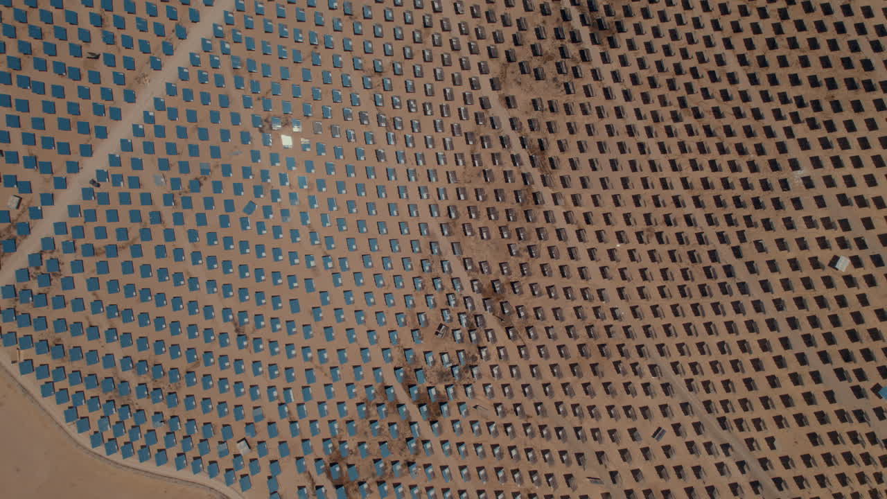 toma aérea de cientos de espejos en una estación de energía solar - drone 4k super light viwe