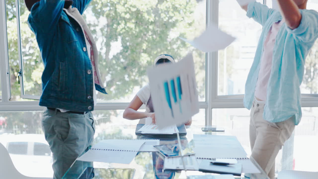 성공, 회의 또는 사람들은 종이를 던집니다.