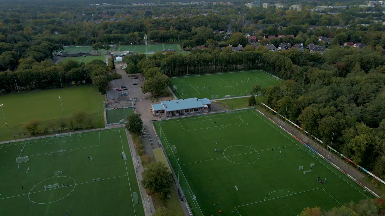 이른 저녁에 분주한 축구장의 공중