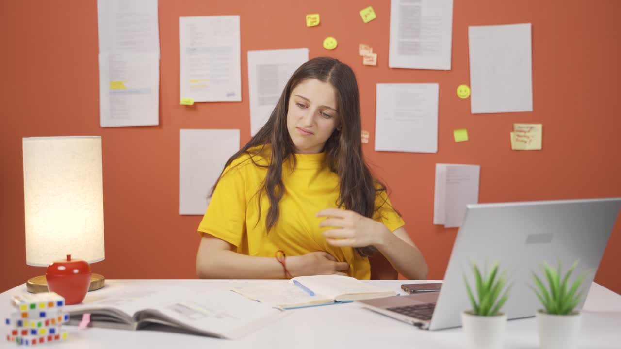 una niña con una condición alérgica pica.