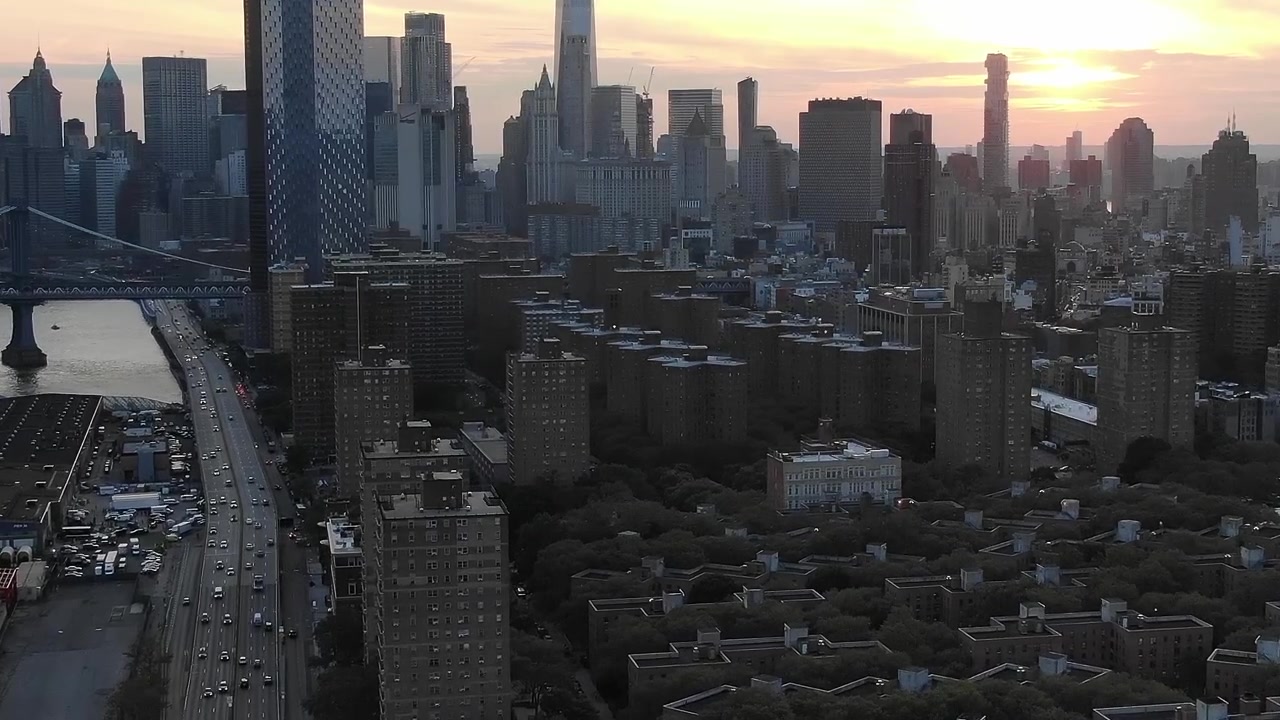 Byskyline ved Solnedgang med Bygninger og Bro i New York