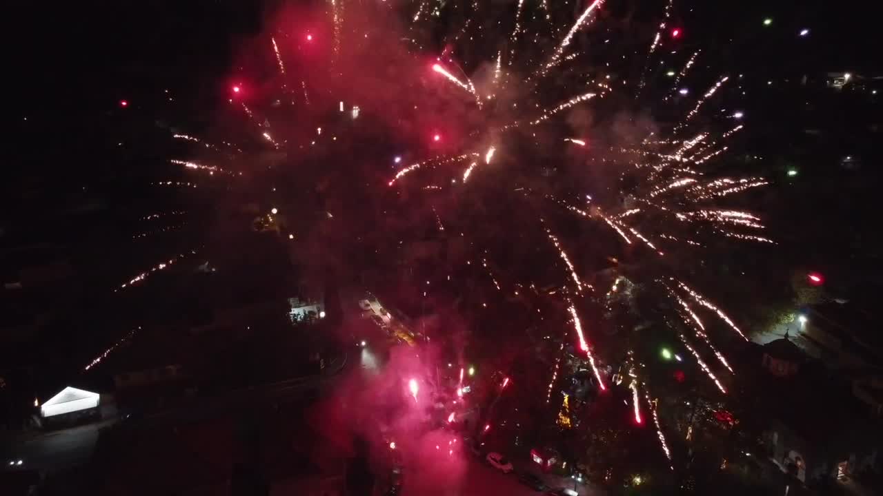 brillo navideño y fuegos artificiales aéreos