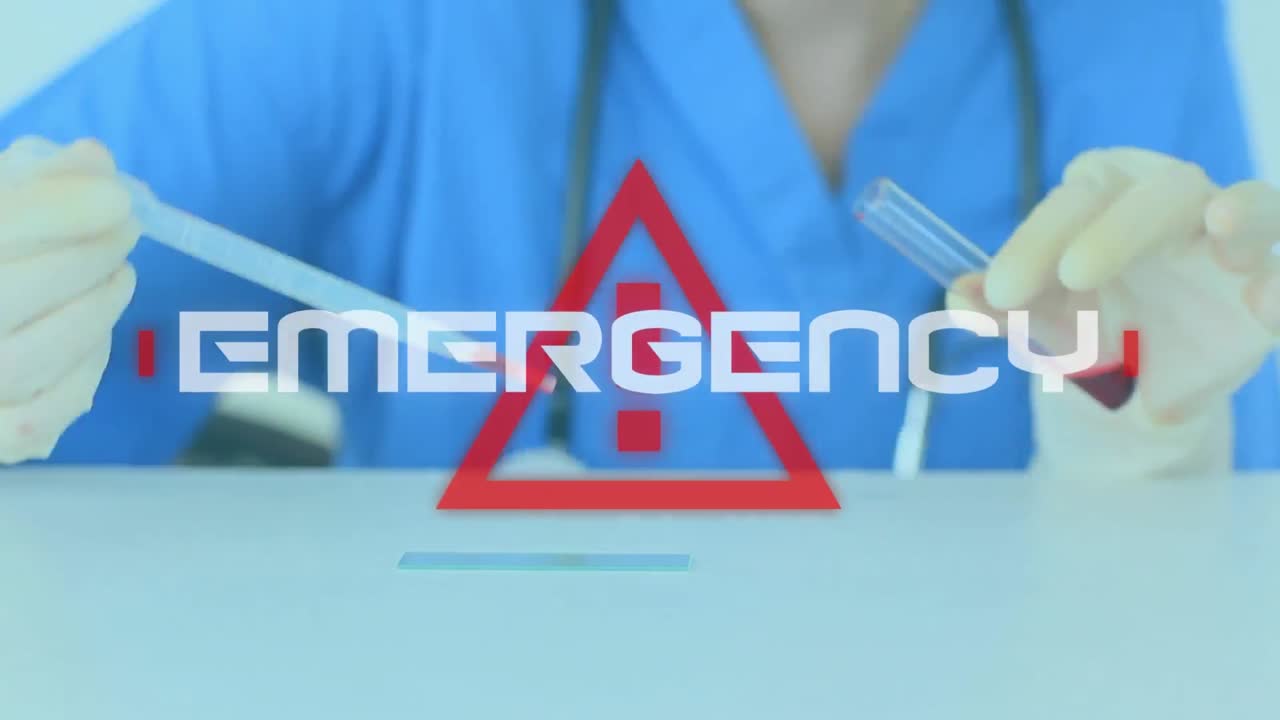 palabra de emergencia escrita sobre el triángulo rojo signo de peligro sobre el científico que trabaja en el fondo. covid-19