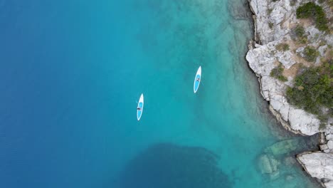 Canoa-En-Aguas-Azules-Y-Frescas