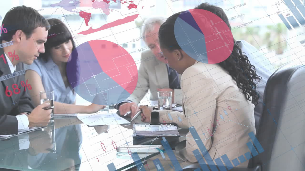 animación del procesamiento de datos financieros sobre diversas personas de negocios en la oficina