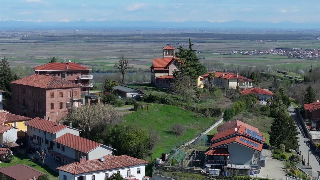 grandes casas en lo alto de la pintoresca aldea de gabiano en el norte de italia