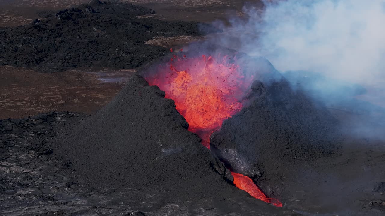 poderosa erupción del volcán con lava que fluye fuera del cráter, aérea