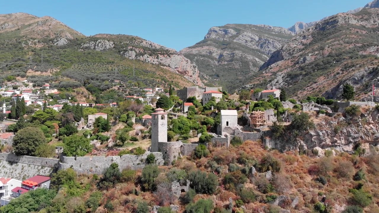 Aerea: Stari Bar o la città vecchia di Bar in Montenegro. Drone che si avvicina alla città volando lungo la scogliera.